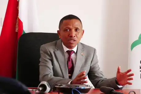 À Madagascar, Mamitiana Rajaonarison est nommé Premier ministre. Cet expert de la lutte contre la corruption devra répondre aux défis politiques et économiques.