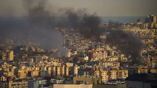 Ville libanaise touchée par des bombardements avec colonnes de fumée au-dessus des immeubles