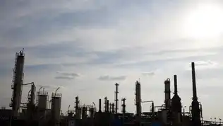 Complexe pétrolier industriel sous ciel voilé