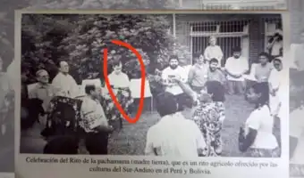 Photo d'archive en noir et blanc montrant une cérémonie rituelle en extérieur.