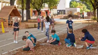 Enfants participant à une activité périscolaire dans un espace extérieur.