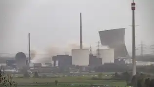 Centrale nucléaire européenne avec tours de refroidissement et installations industrielles