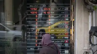 Tableau d'affichage électronique des taux de change dans une rue de Téhéran en Iran.