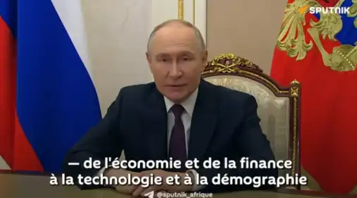 Vladimir Poutine s'exprimant derrière un pupitre lors d'une conférence officielle.