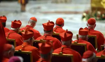 Vue du dôme de la basilique Saint-Pierre au Vatican sous un ciel bleu.