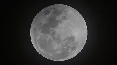 Photographie de la pleine Lune sur un fond noir montrant les détails des cratères.