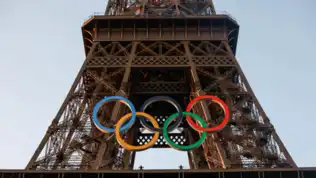 Les anneaux olympiques installés sur la structure métallique de la tour Eiffel à Paris.