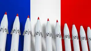 Un chasseur Rafale français en vol transportant un missile sous son fuselage.