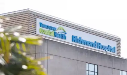 Enseigne du Richmond Hospital de Vancouver Coastal Health sur la façade d'un bâtiment moderne.