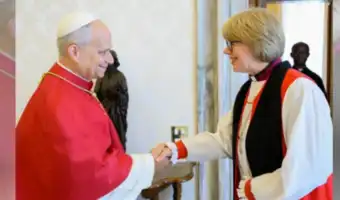 Rencontre entre le pape Léon XIV en robe rouge et Sarah Mullally en tenue ecclésiastique.