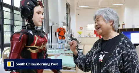 Femme âgée chinoise souriante face à un robot humanoïde de soins rouge et noir.