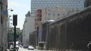Rangée de portes de cellules bleues dans le couloir d'une prison moderne.