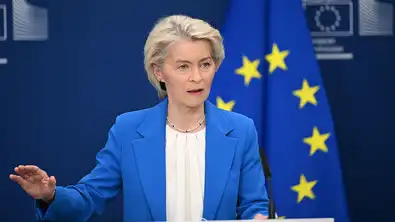 Ursula von der Leyen s'exprimant derrière un pupitre devant le drapeau européen.