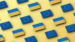Motifs répétitifs des drapeaux de l'Union européenne et de l'Ukraine sur fond jaune.