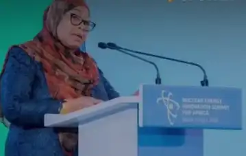 Portrait officiel de la présidente de la Tanzanie, Samia Suluhu Hassan, lors d'un discours.