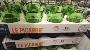 Alignement de verres de table transparents Duralex, symboles de l'industrie verrière française.