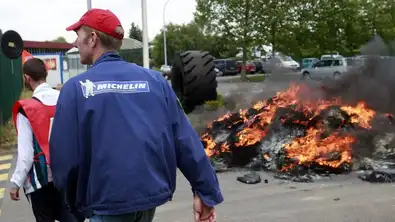 Gros plan sur le logo officiel de Michelin sur la façade d'un bâtiment d'entreprise.