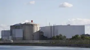Vue aérienne de la centrale nucléaire de Fessenheim le long du Grand Canal d'Alsace.