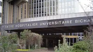 Personnel soignant en tenue de protection intégrale dans une unité de soins intensifs.