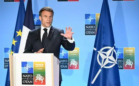 Les drapeaux officiels des pays membres de l'OTAN flottant devant le siège de l'organisation.
