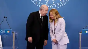 Serrure de porte en métal doré sur une boiserie sombre, symbolisant les clés de la diplomatie.