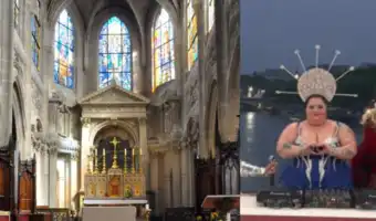 Intérieur d'une église parisienne sombre avec des jeux de lumières et des installations sonores.