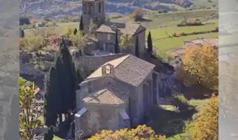 Vue aérienne de l'abbaye de Sylvanès entourée de collines boisées dans l'Aveyron.