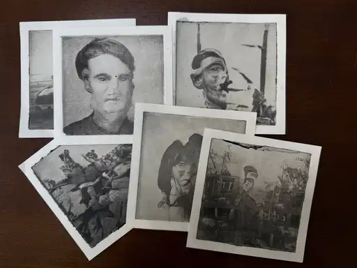 Série de portraits et scènes historiques russes en noir et blanc disposés sur une table.