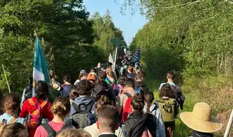 Des milliers de pèlerins marchent en procession à travers les champs vers la cathédrale de Chartres.