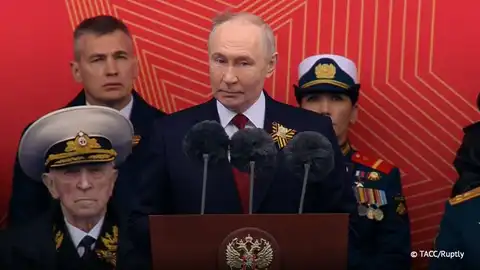 Vladimir Poutine prononçant son discours du Jour de la Victoire derrière un pupitre officiel.