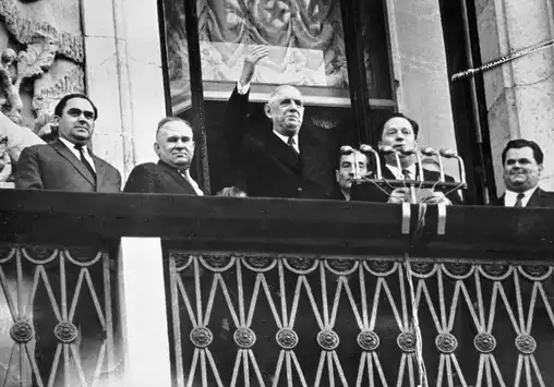 Le général Charles de Gaulle au balcon à Moscou lors de sa visite d'État historique en URSS.