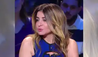 Gros plan de la chanteuse Julie Zenatti s'exprimant lors d'une émission de télévision.