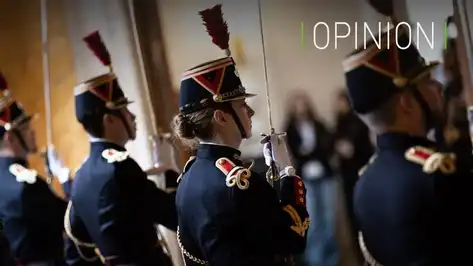Militaires français en uniforme d'apparat au garde-à-vous sabre levé lors d'une cérémonie officielle.