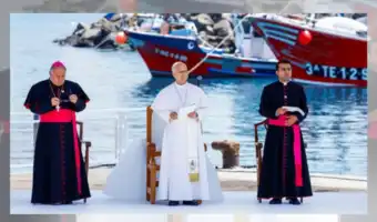 Vue d'ensemble du pape Léon XIV s'exprimant devant une assemblée lors d'un voyage officiel.