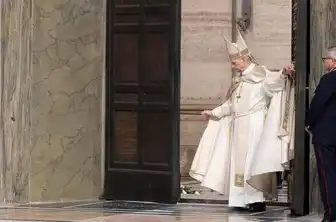 Le pape Léon XIV en habits liturgiques blancs franchit solennellement une grande porte au Vatican.