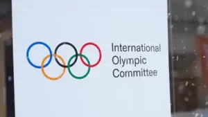 Le logo officiel aux cinq anneaux colorés du Comité international olympique sur fond blanc.