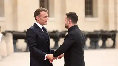 Emmanuel Macron et Volodymyr Zelensky se serrant la main lors d'une rencontre officielle.