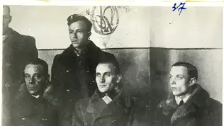 Photographie d'archive en noir et blanc de cinq hommes russes et ukrainiens portant de lourds manteaux d'hiver.