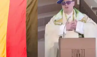 Montage satirique montrant un ecclésiastique en tenue dorée et lunettes à côté du drapeau allemand.
