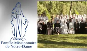 Logo bleu de la Famille Missionnaire de Notre-Dame juxtaposé à la photo de groupe de la communauté en extérieur.