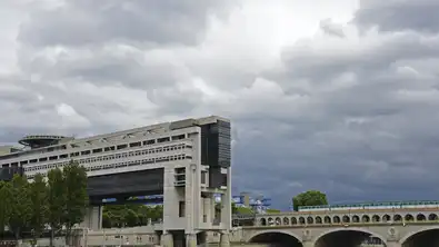 Vue du ministère de l'Économie et des Finances à Bercy sous un ciel nuageux
