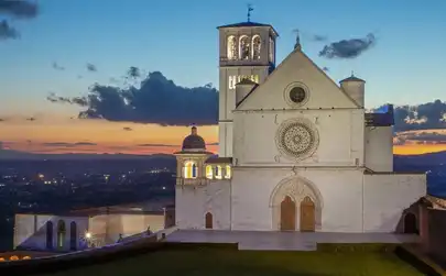 Vue de la basilique Saint-François d'Assise avec la façade et la place du sanctuaire